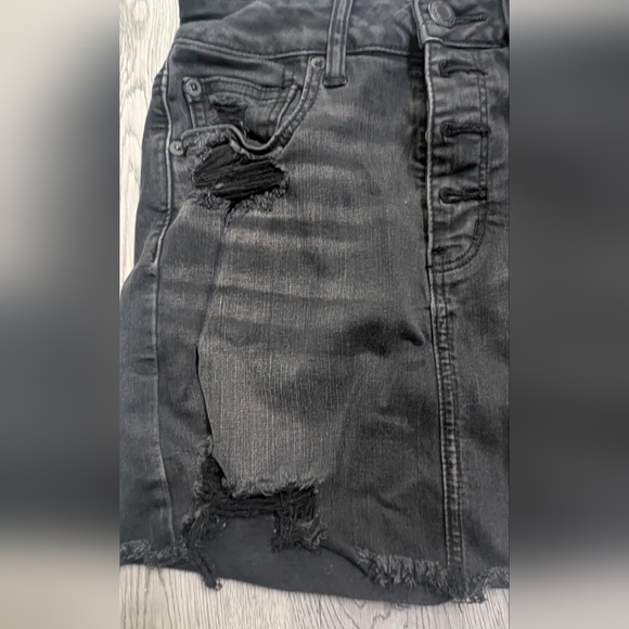 American Eagle Hi-Rise Black Distressed Denim Mini Skirt Size 6 Goth Alternative - Picture 12 of 12